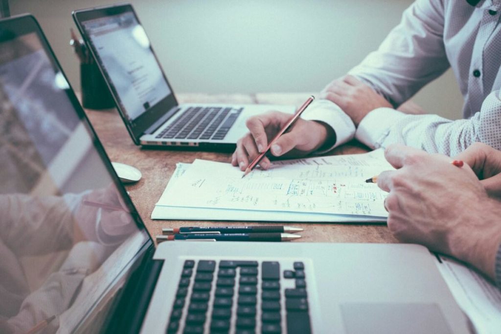 deux personnes derrière un pc. La personne une explique à l'autre le machine learning 