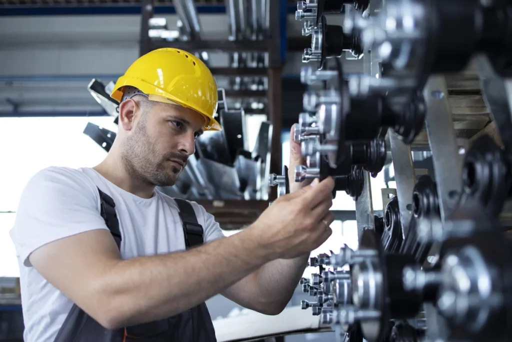 ouvrier en train d'améliorer la maintenance industrielle 
