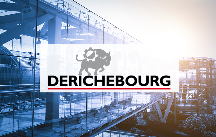 Infrastructure industrielle et passerelle technique en environnement de traitement des déchets avec logo Derichebourg en surimpression
