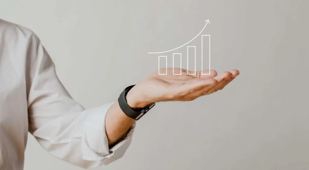 photo d'un homme portant un graphique représentant les avantages du lissage de charge de travail