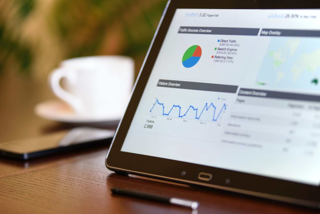 Tablette affichant un tableau de bord de maintenance avec graphiques, indicateurs de performance et statistiques d’activité.