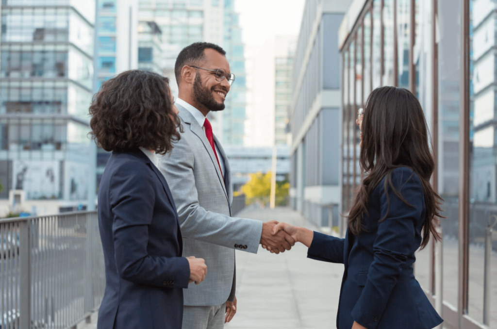 personnes qui se serrent la main, techniques de prospection commerciale