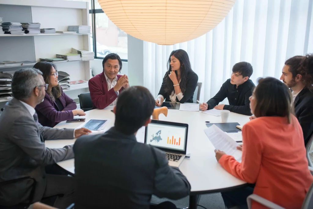 discussion sur la gestion de tournée autour d'une table ronde 