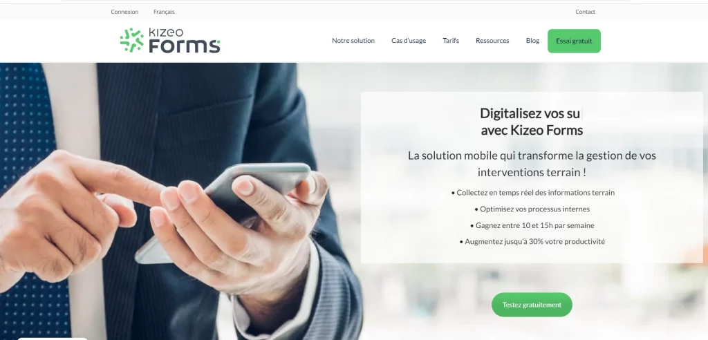 Image de la page d'accueil de Kizeo Forms, mettant en avant la digitalisation des interventions terrain, illustrant le logiciel de rapport de maintenance de Kizeo Forms.