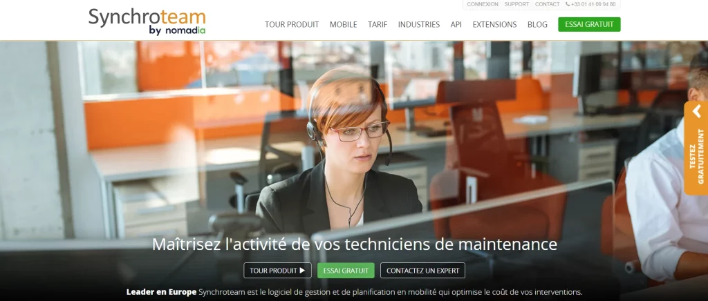 Image de la page d'accueil de Synchroteam, montrant une opératrice de support client et des options pour maîtriser l'activité des techniciens de maintenance, illustrant le logiciel de rapport de maintenance Synchroteam.