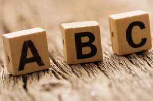 photo de trois dès avec marqué ABC pour représenter l'analyse abc