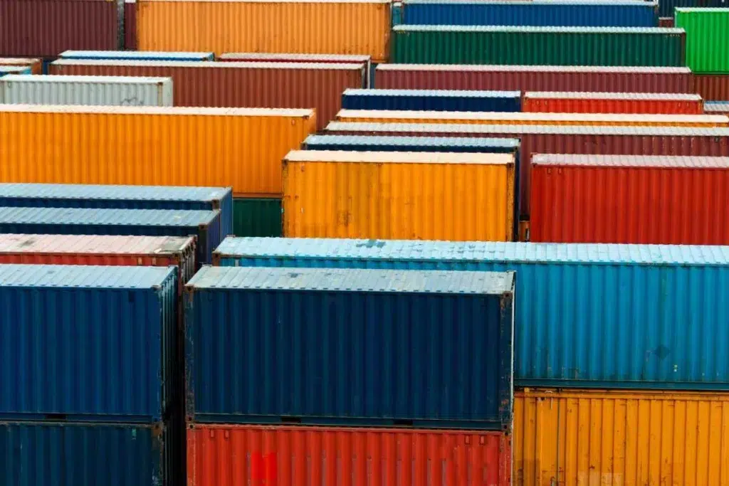Conteneurs de transport maritime empilés dans une zone logistique de bourse de fret