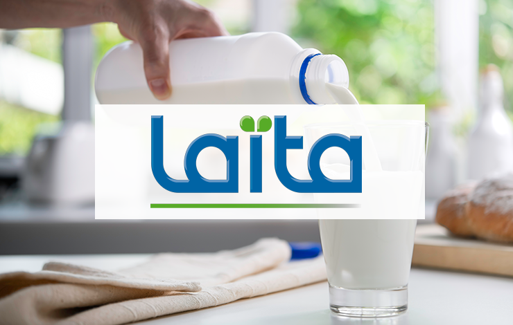 Distribution de lait en bouteille avec verre et produit en contexte domestique, avec logo Laita en surimpression, illustrant la chaîne de consommation des produits laitiers