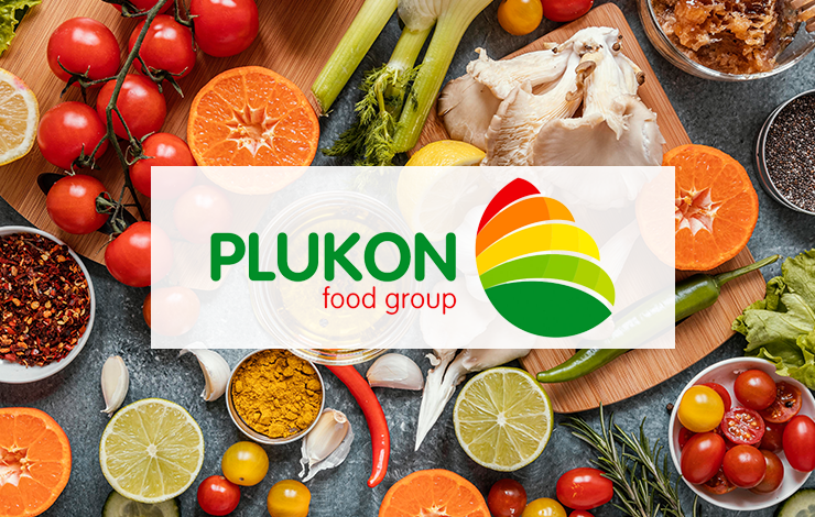 Assortiment de produits alimentaires frais avec logo Plukon food group