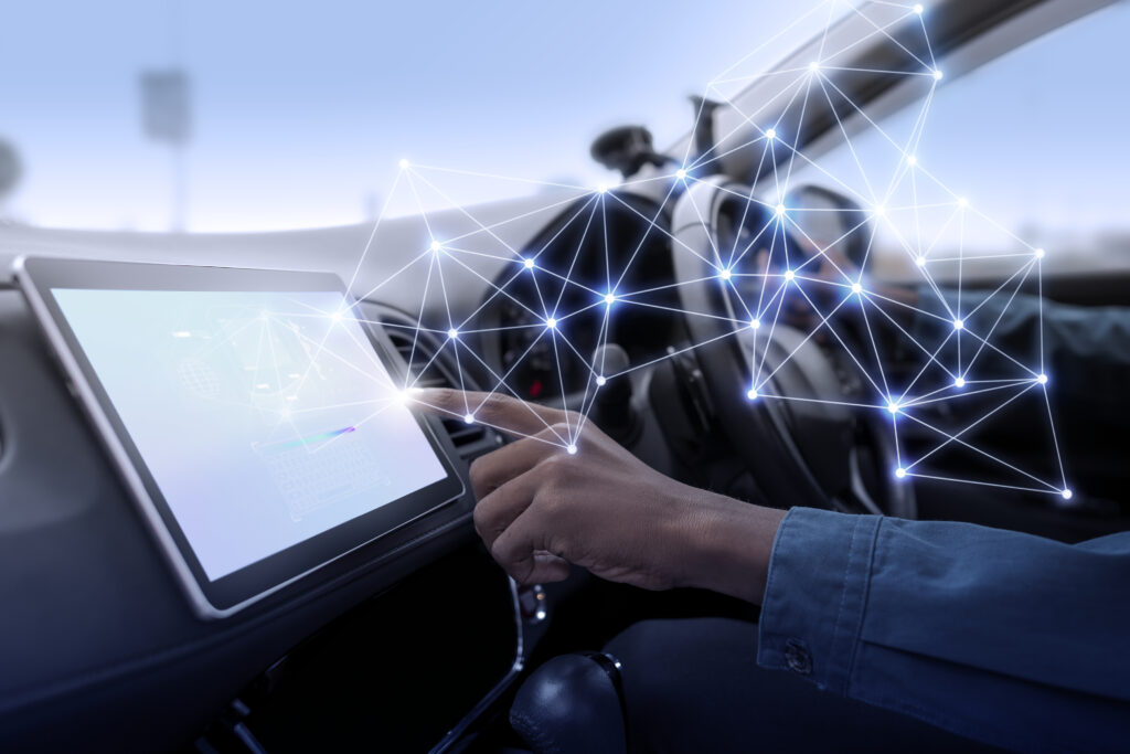 Conducteur utilisant une tablette connectée dans un véhicule pour accéder à des données de navigation et de géolocalisation