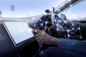 Conducteur utilisant une tablette connectée dans un véhicule pour accéder à des données de navigation et de géolocalisation