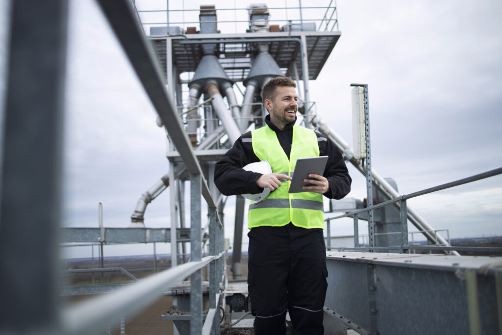 Technicien industriel utilisant une tablette numérique sur une installation de production