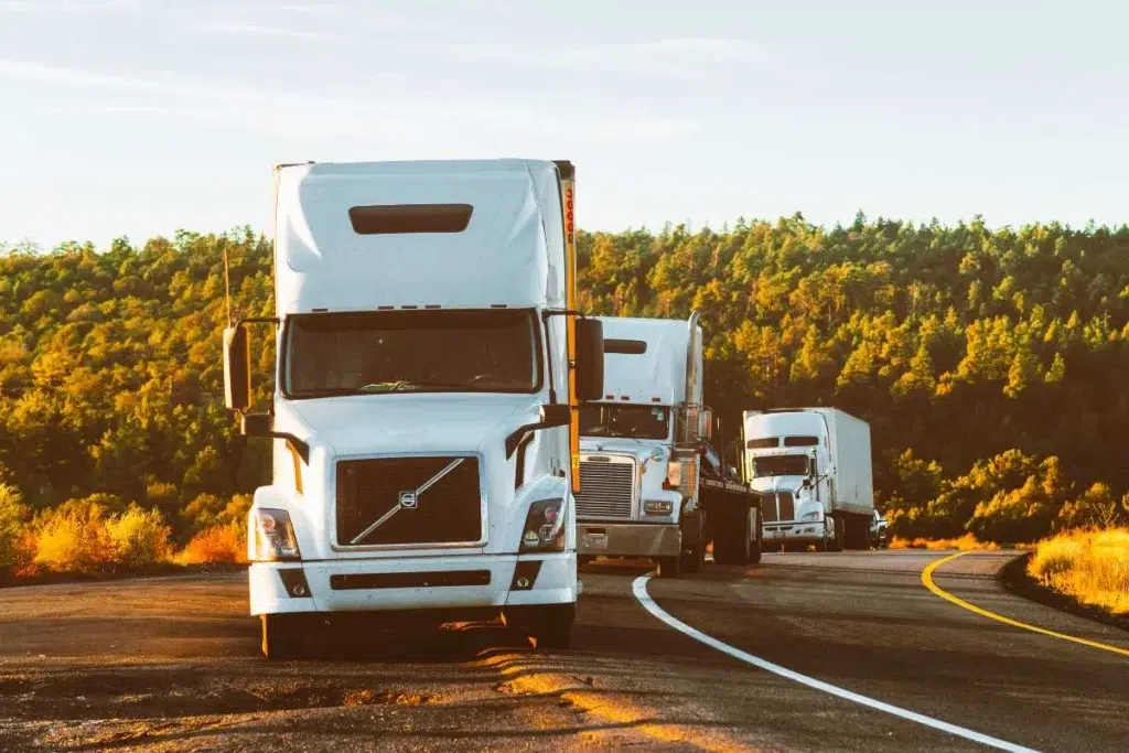 Flotte de camions circulant sur une route pour assurer le transport et la distribution des marchandises