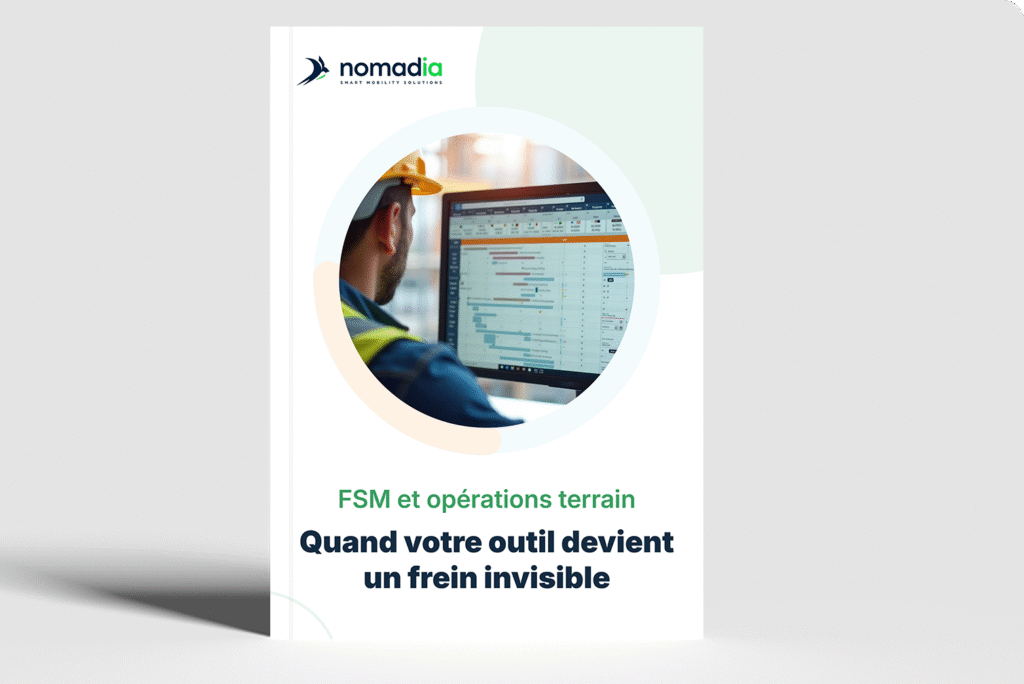 Technicien de chantier de profil analysant le planning d'interventions affiché sur l'interface du logiciel Nomadia