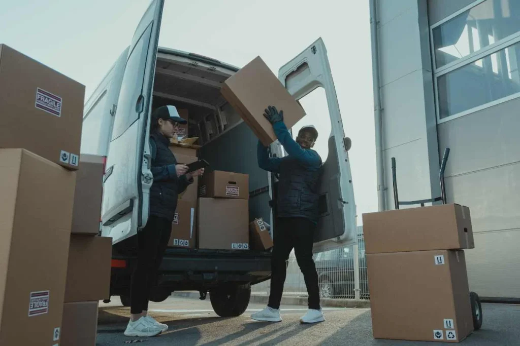 Un homme est en train de décharger un camion de livraison