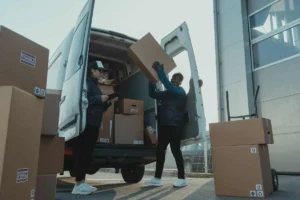 Un homme est en train de décharger un camion de livraison