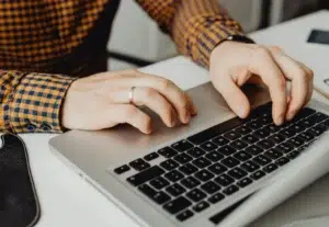 Personne utilisant un ordinateur portable pour effectuer une saisie de données