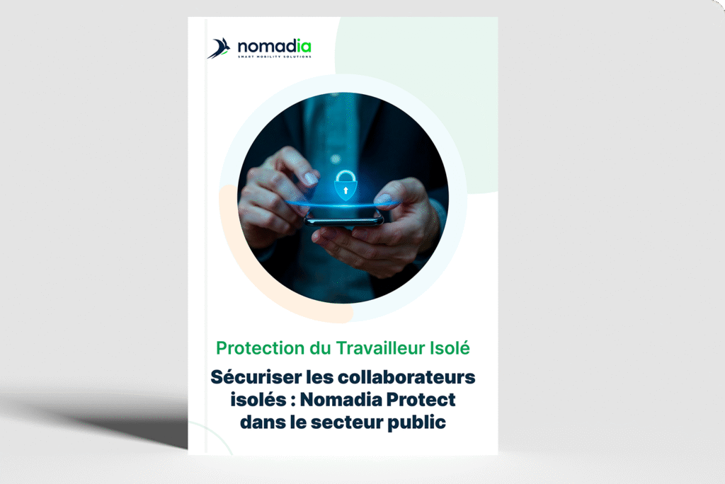 Personne utilisant un smartphone avec icône cadenas représentant la sécurité avec logo Nomadia