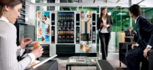 Bureau moderne avec distributeurs automatiques et employés en pause