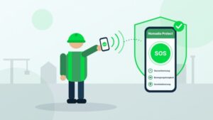 Techniker arbeitet allein auf einer Baustelle, geschützt durch die Alleinarbeiter-App Nomadia Protect auf seinem Smartphone